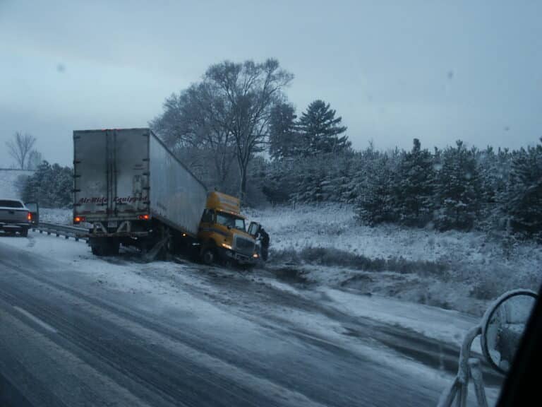 A commercial truck that has veered off the side of the highway. What is the average settlement for a commercial truck accident?